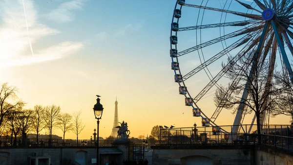 Het reuzenrad en de Eiffeltoren in Parijs — Stockfoto