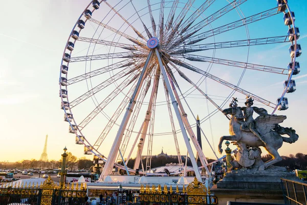 Dönme dolap ve Eyfel Kulesi Paris, Fransa