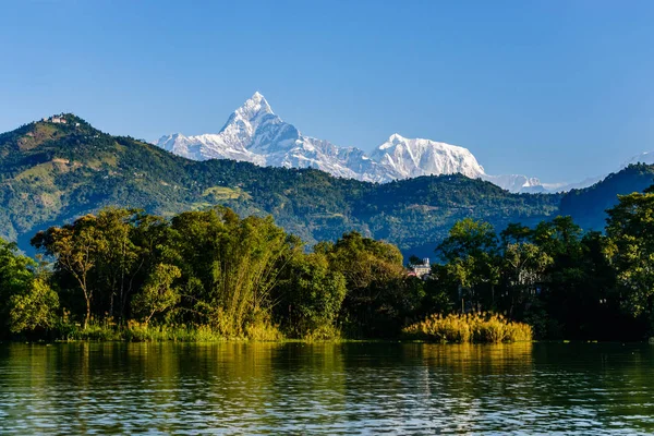 Machapuchare і Аннапурна Iii бачив Покхара, Непал — стокове фото