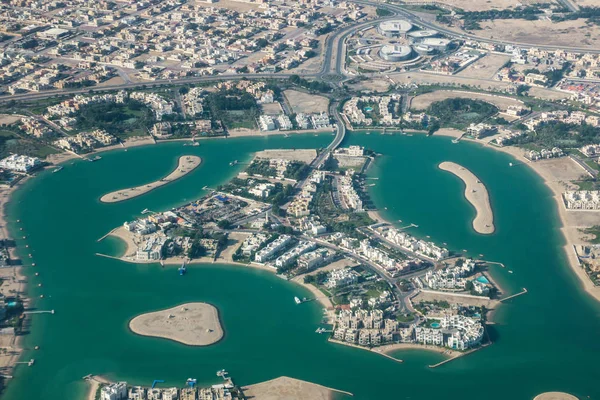 Flygfoto över en ö i Doha — Stockfoto