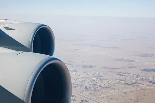 旅客機のジェット エンジンと砂漠の風景 — ストック写真