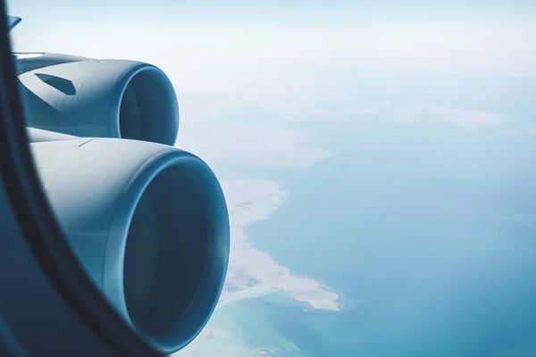 Uçak jet motorları ve kıyı manzara — Stok fotoğraf