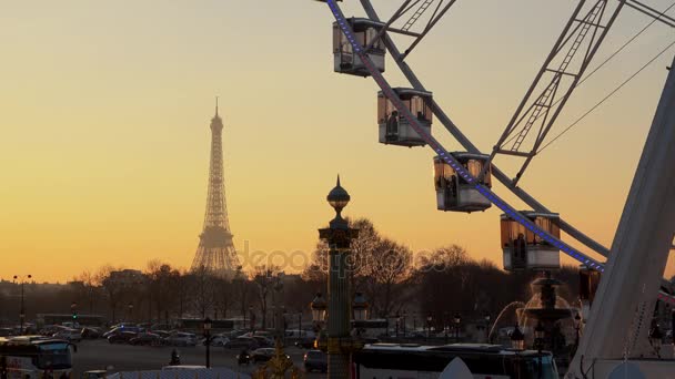 Dönme dolap ve Eyfel Kulesi Paris, Fransa'da Tuileries Garden görüldüğü gibi — Stok video