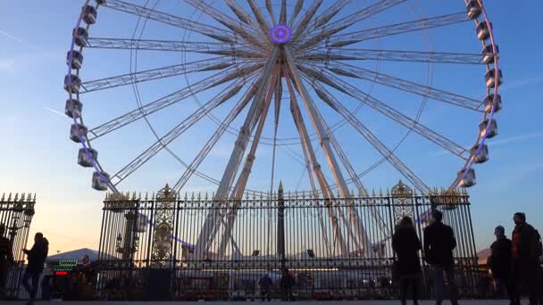 A roda gigante na Praça Concorde vista do jardim das Tulherias em Paris, França — Vídeo de Stock