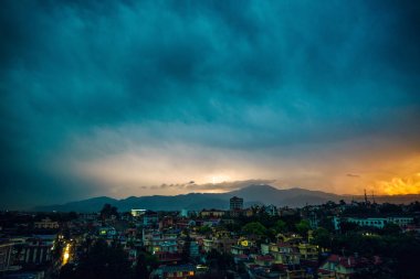 Gün batımında Patan üzerinde fırtına