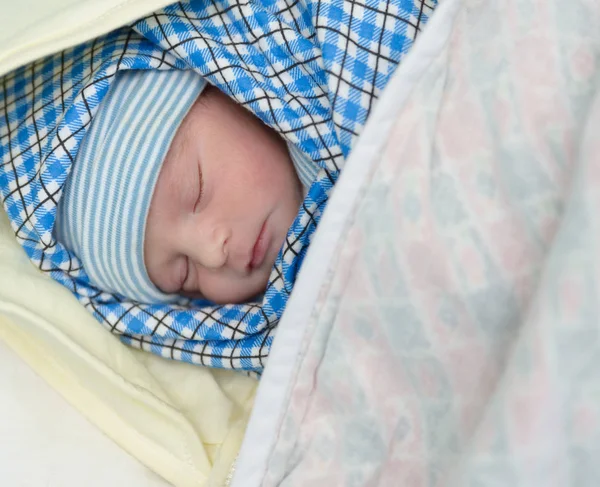 Новорожденный ребенок спит Лицензионные Стоковые Изображения