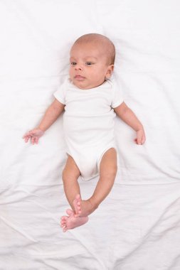 Beyaz sayfa üzerinde yeni doğan bebek