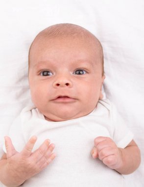 Beyaz sayfa üzerinde yeni doğan bebek