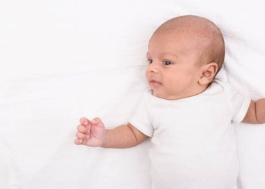 Beyaz sayfa üzerinde yeni doğan bebek