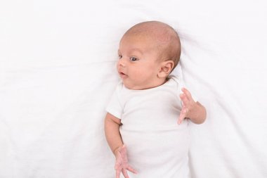 Beyaz sayfa üzerinde yeni doğan bebek