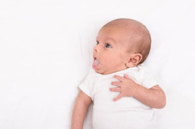 Beyaz sayfa üzerinde yeni doğan bebek