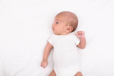 Beyaz sayfa üzerinde yeni doğan bebek