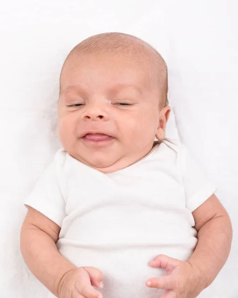 Bebê recém-nascido em folha branca — Fotografia de Stock