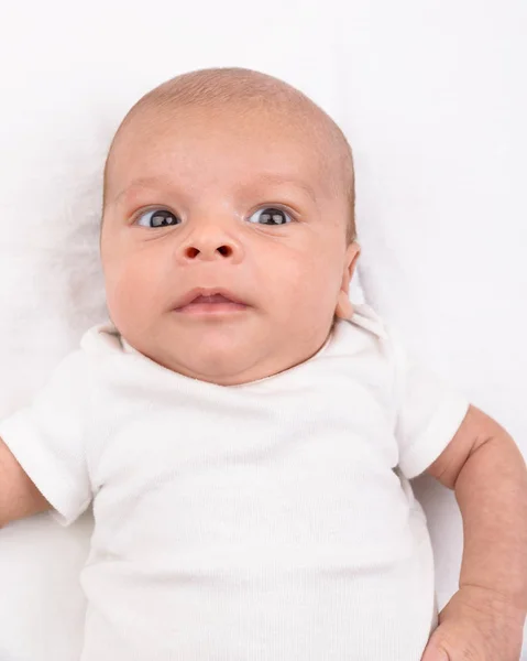 Bebé recién nacido en sábana blanca —  Fotos de Stock