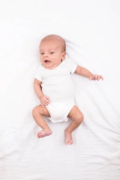 Nouveau-né sur drap blanc — Photo