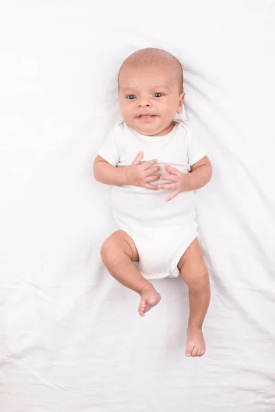 Νεογέννητο μωρό σε λευκό φύλλο — Φωτογραφία Αρχείου