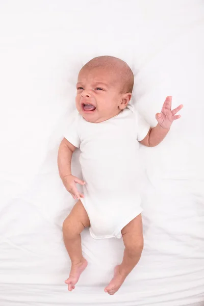 Bebé recién nacido en sábana blanca — Foto de Stock
