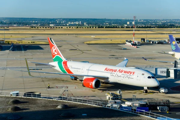 Kenya Airways Boeing 787 a Roissy repülőtértől, Franciaország — Stock Fotó