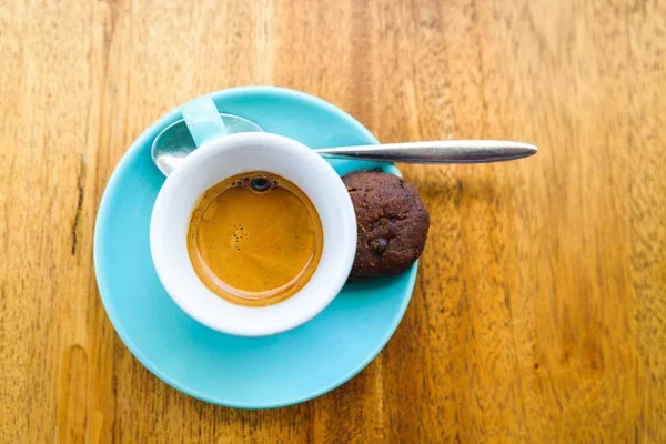 Um café expresso servido em uma xícara de turquesa — Fotografia de Stock