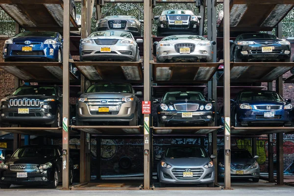 Estacionamento automatizado de vários andares em Nova York . — Fotografia de Stock