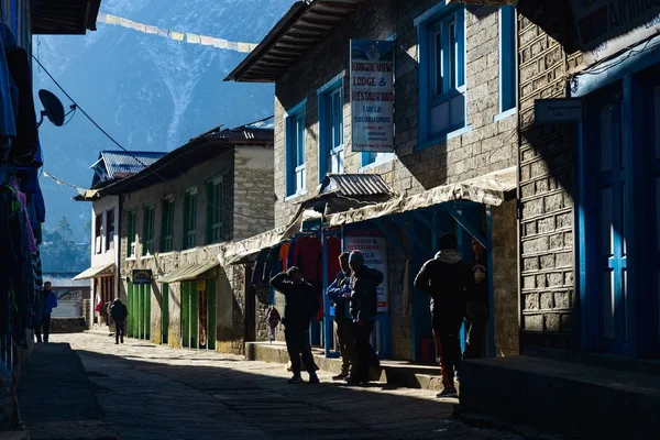 Escena callejera en Lukla, Nepal — Foto de Stock