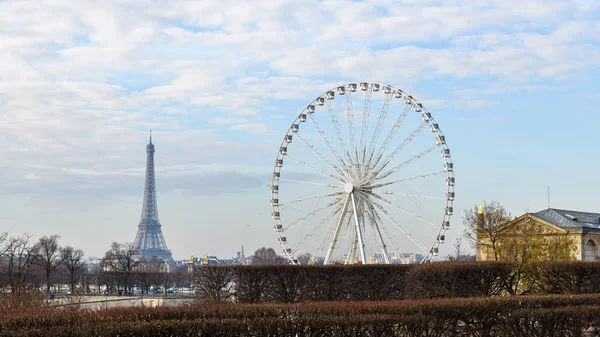 La noria y la Torre Eiffel en París —  Fotos de Stock