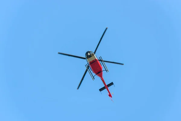 Helikopter tijdens de vlucht Rechtenvrije Stockafbeeldingen
