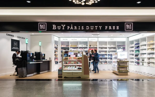 Roissy Charles de Gaulle Havaalanı Paris Duty Free shop satın — Stok fotoğraf
