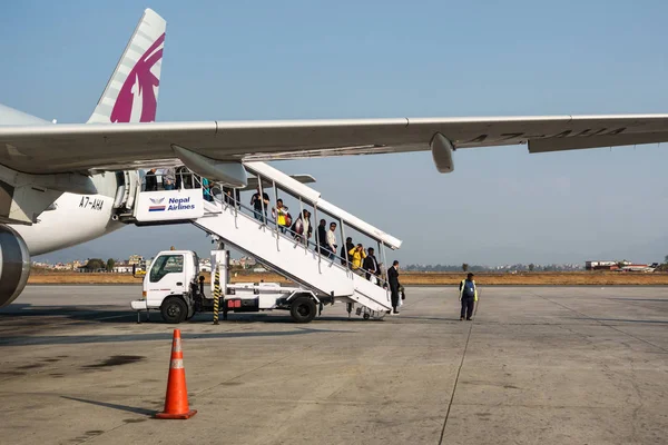 Pasajeros que desembarcan de un vuelo de Qatar Airways en Tribhuvan —  Fotos de Stock