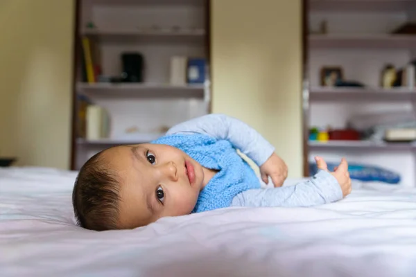 Eurásia bebê na cama — Fotografia de Stock