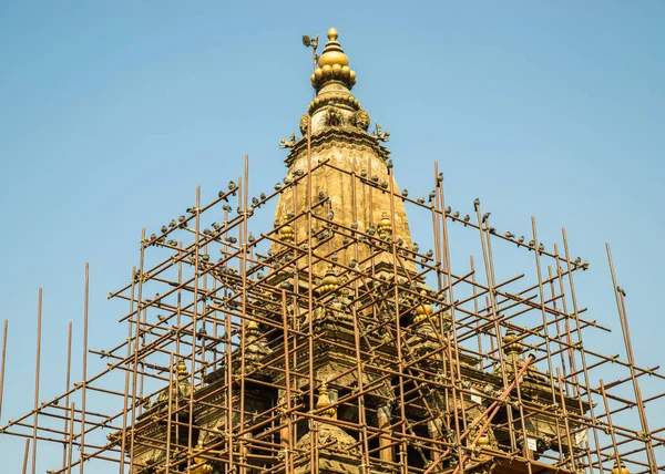 Andaimes em torno de um templo em Patan, Nepal — Fotografia de Stock