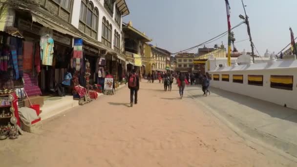 Wandelen rond Bouddhanath stupa in Kathmandu, Nepal — Stockvideo