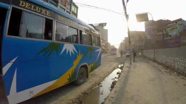 Tráfico en la carretera Boudha en Katmandú, Nepal — Vídeo de stock