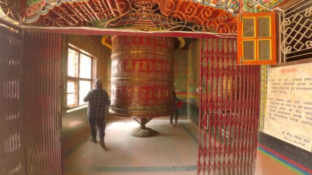 女と男がボダナート 大きな祈りのホイールをスピン カトマンズ ネパール 2018年 月年頃 — ストック動画