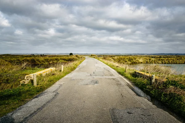 Estrada em rural Brittany, França — Fotografia de Stock