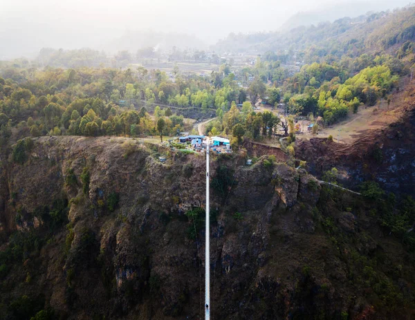 Drone widok na most wiszący w Nepalu — Zdjęcie stockowe