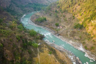 Küçük asma köprü Nepal havadan görünümü
