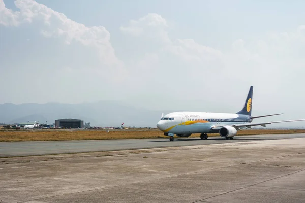 Jet Airways Boeing 737 στο αεροδρόμιο του Κατμαντού, Νεπάλ — Φωτογραφία Αρχείου