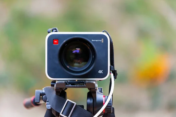 Φωτογραφική μηχανή παραγωγής Blackmagic Design 4k σε ένα τρίποδο — Φωτογραφία Αρχείου