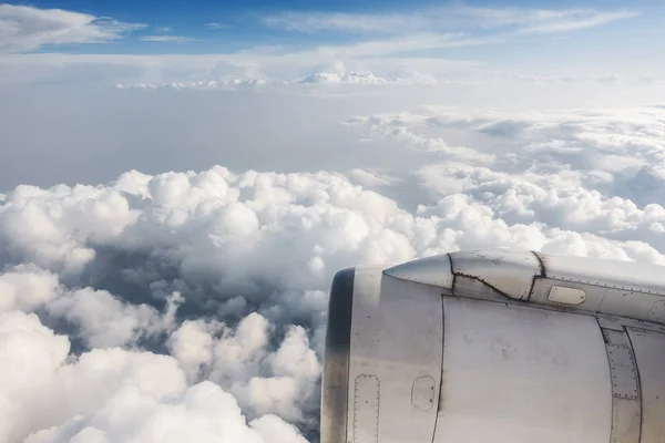 Airliner jet engine and cloudy sky — Stock Photo, Image