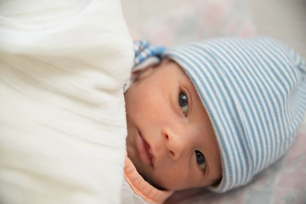 Menino recém-nascido usando um boné — Fotografia de Stock