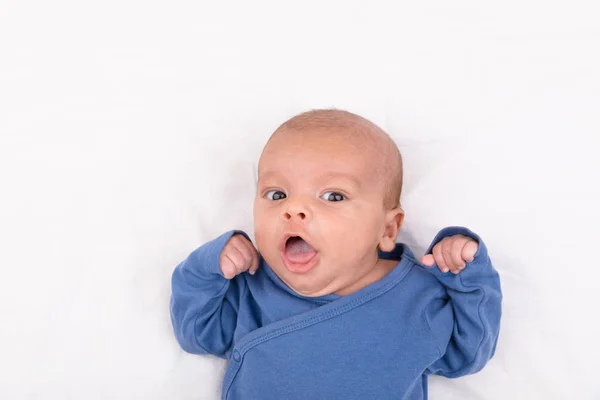 Neugeborenes Baby auf weißem Laken — Stockfoto