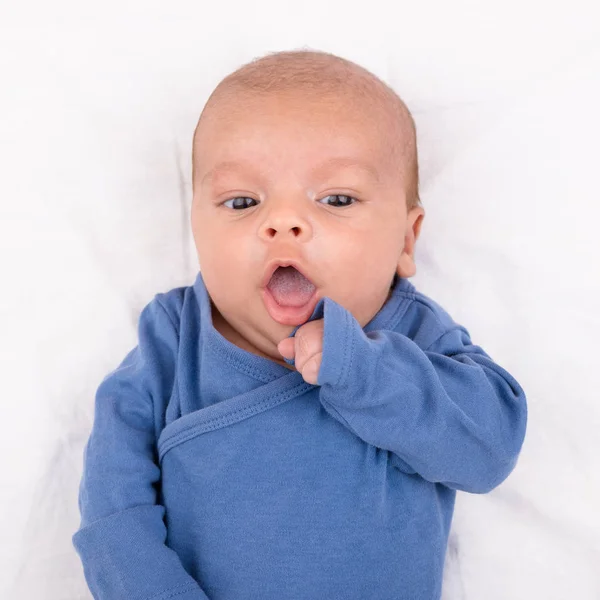Νεογέννητο μωρό σε λευκό φύλλο — Φωτογραφία Αρχείου