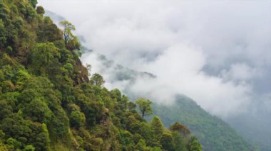 Bulutlar Lamjung bölgesinde, Nepal dağlık manzara içinde yuvarlanan Timelapse