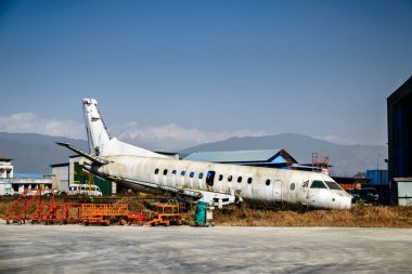 Nepal 'deki Katmandu havaalanında kazınmış bir uçak.