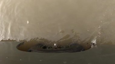 Eski 4x4 model aracın tekerlek ve egzozu yavaş çekimde suda.