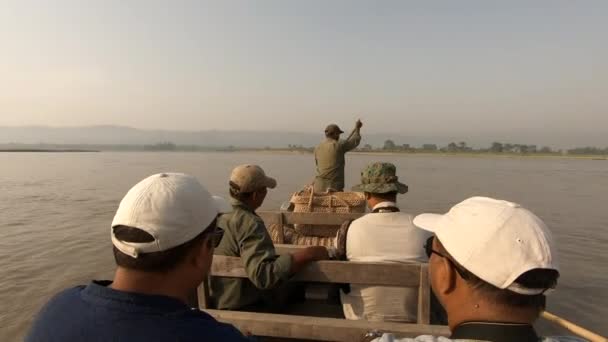 Turisté v kánoi překračují řeku v národním parku Chitwan — Stock video