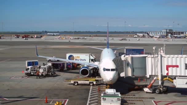 Avion Delta Air Lines à l'aéroport JFK, États-Unis — Video