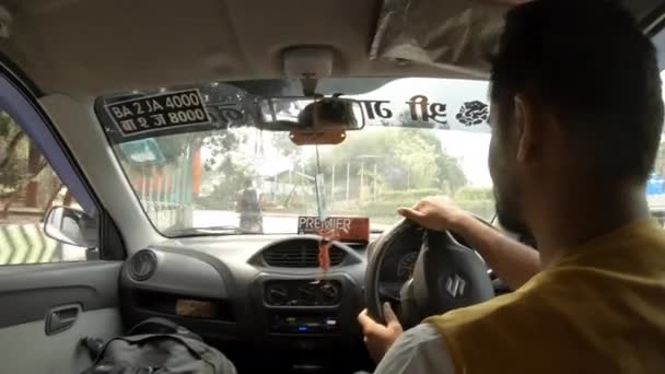 Taxi driver alla guida della sua Suzuki Alto a Kathmandu, Nepal — Video Stock