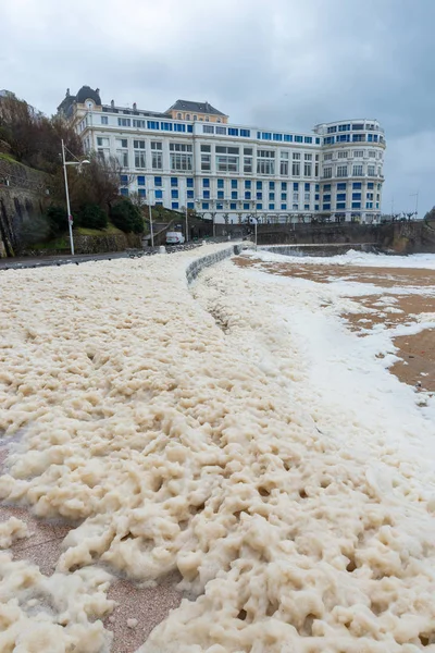 Espuma en la playa Grande Plage y su muelle, Francia —  Fotos de Stock